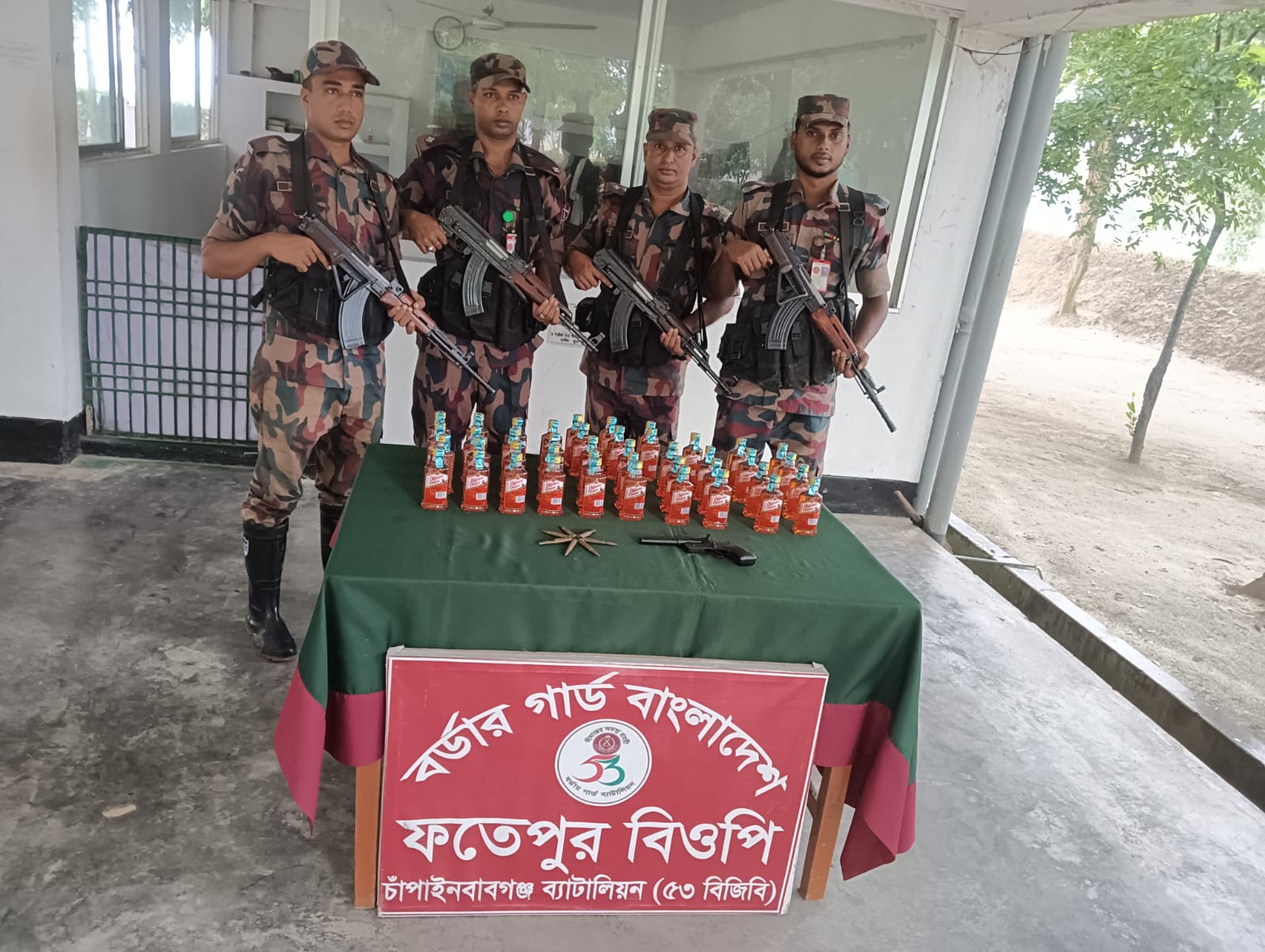 ফতেপুর এলাকায় আগ্নেয়াস্ত্র সহ মদ আটক