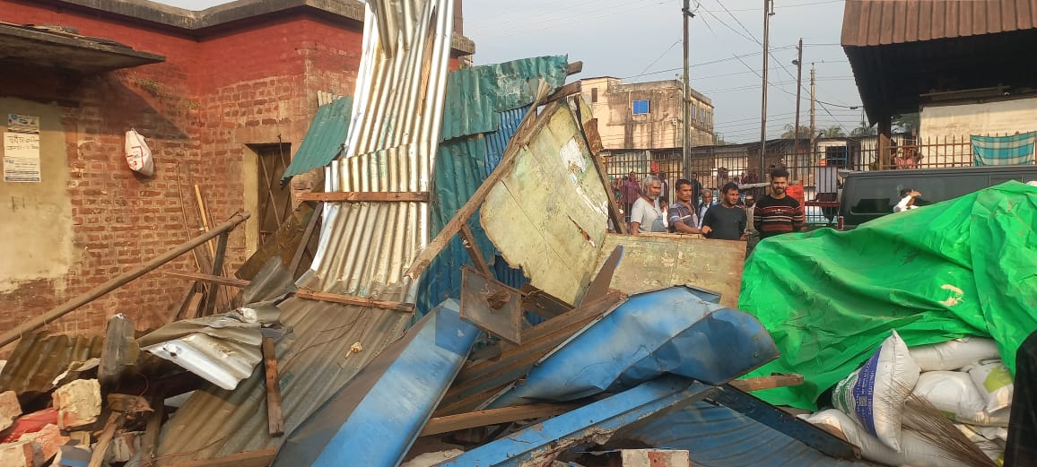 নোয়াখালীতে রেলওয়ের জায়গা থেকে ১০৭টি অবৈধ স্থাপনা উচ্ছেদ