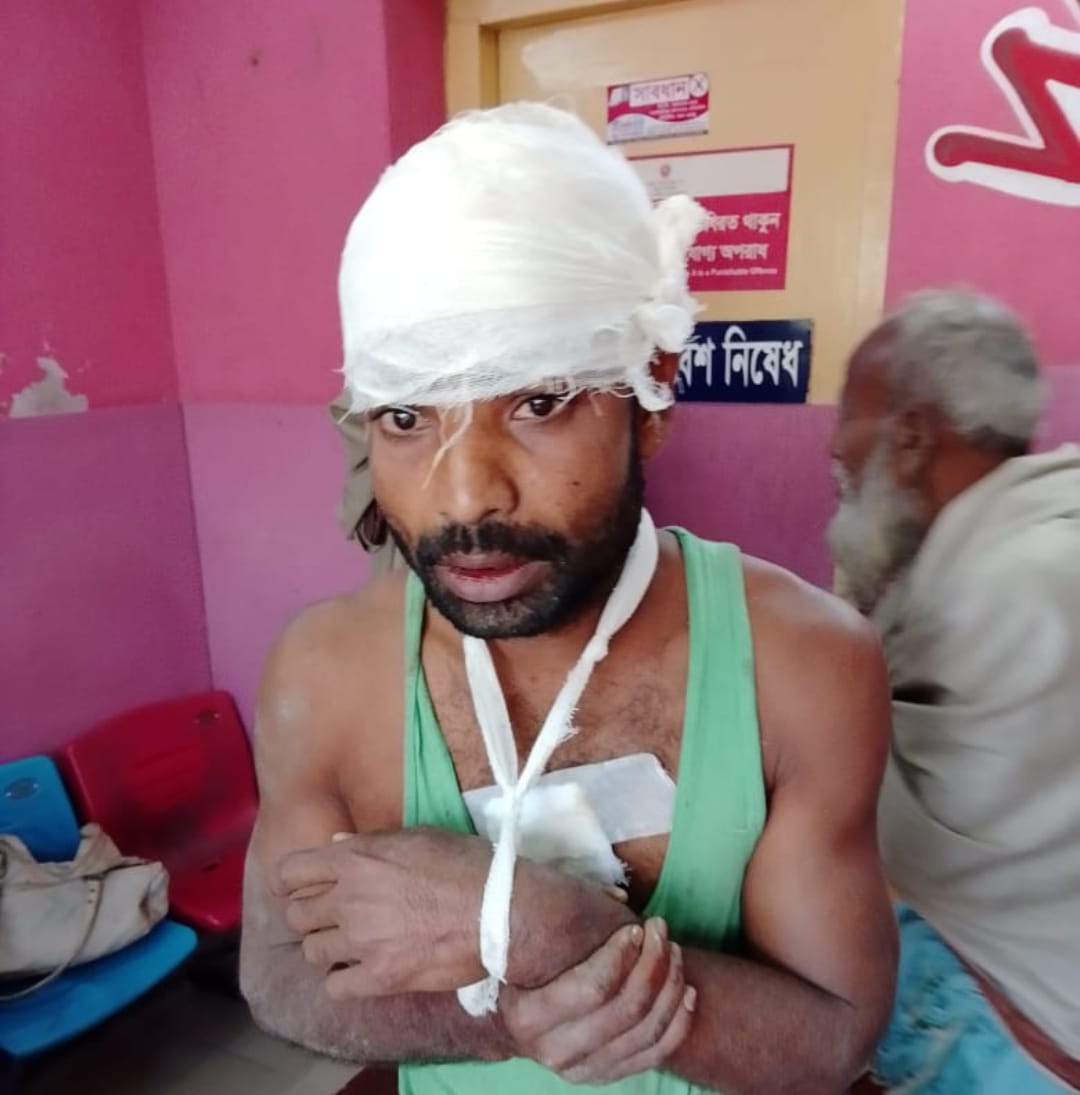 নোয়াখালীতে কৃষকের হাত ভেঙে কুপিয়ে জখম