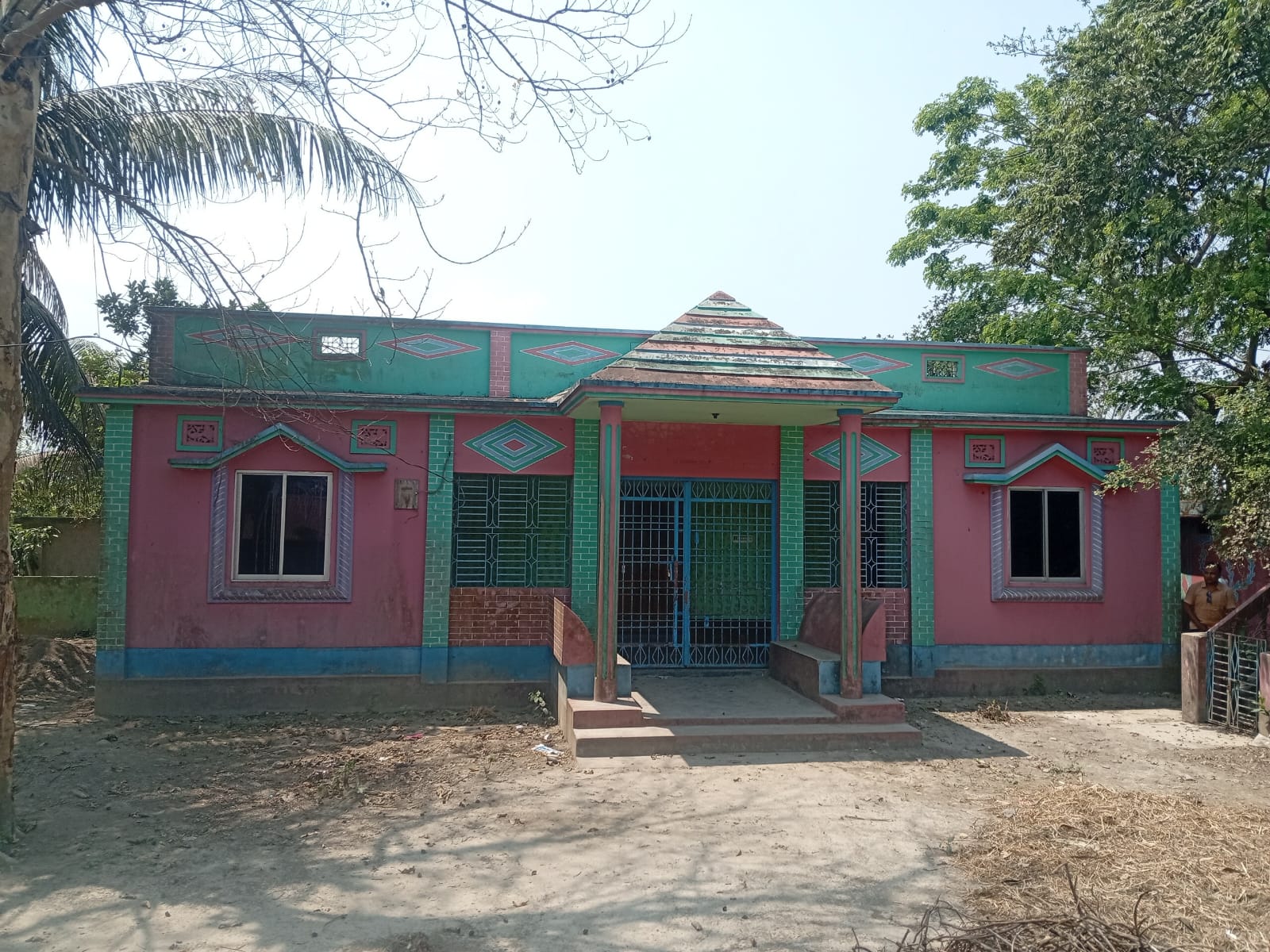 স্বামী স্ত্রীর দ্বন্দ্বে ঘর বাড়ি ছাড়া বাড়ির মালিক শাশুড়ী