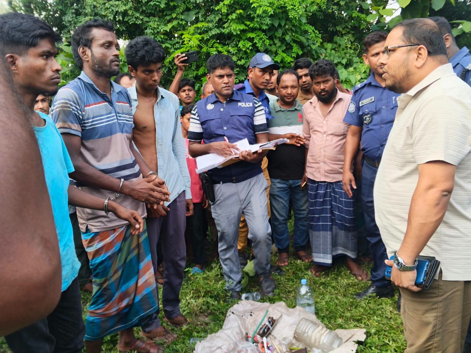 পঞ্চগড়ের বোদা মাড়েয়া বামন হাট এলাকায় তিনজন মাদক সেবী গ্রেপ্তার।